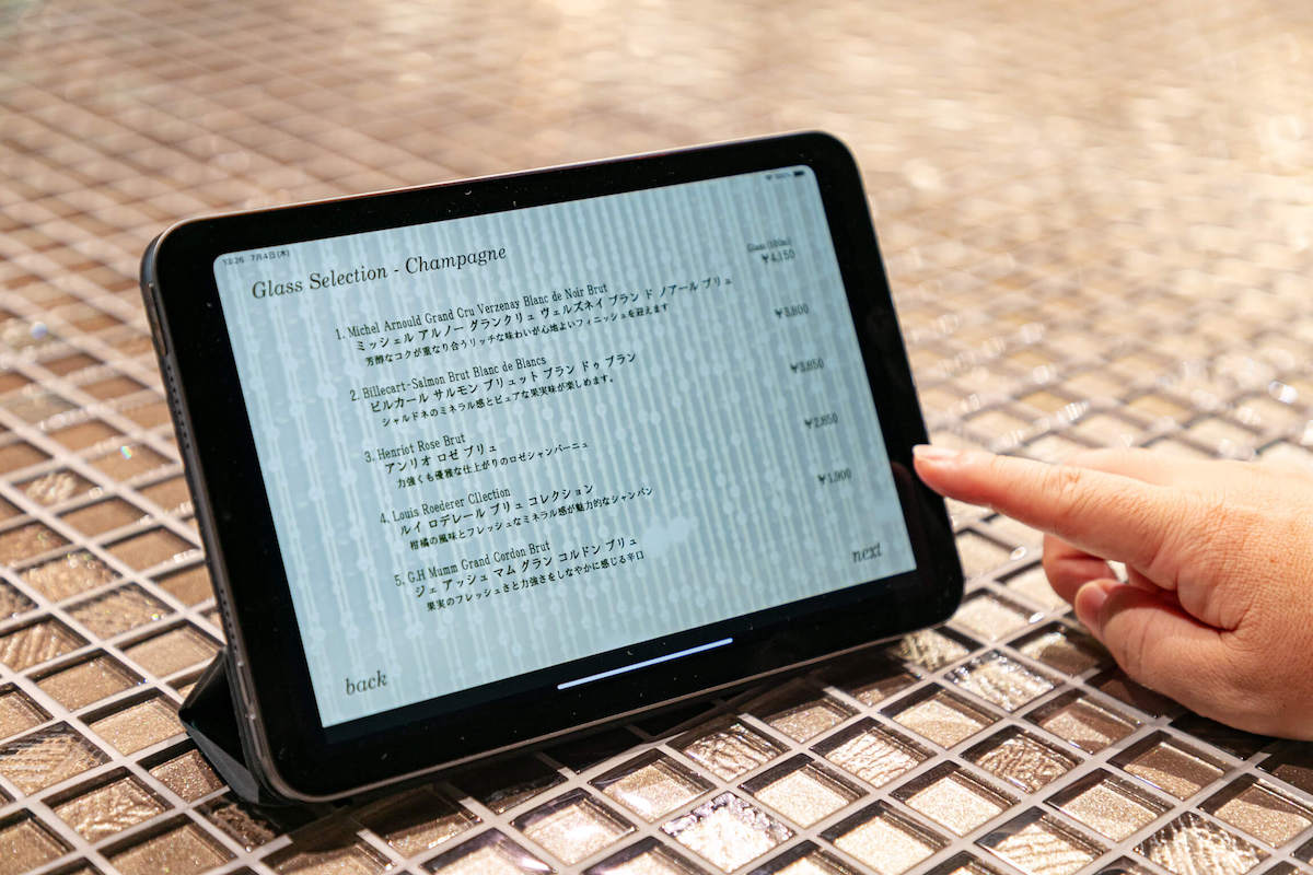 タブレットメニューの表示金額はサービス料が含まれているので、初めて訪れた人にも安心の料金システム