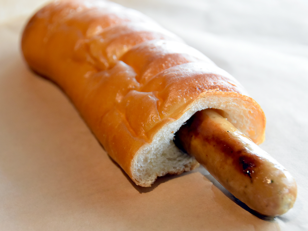 ニューポートドッグ850円はここでしか食べられない一品。好きなソーセージを選べます