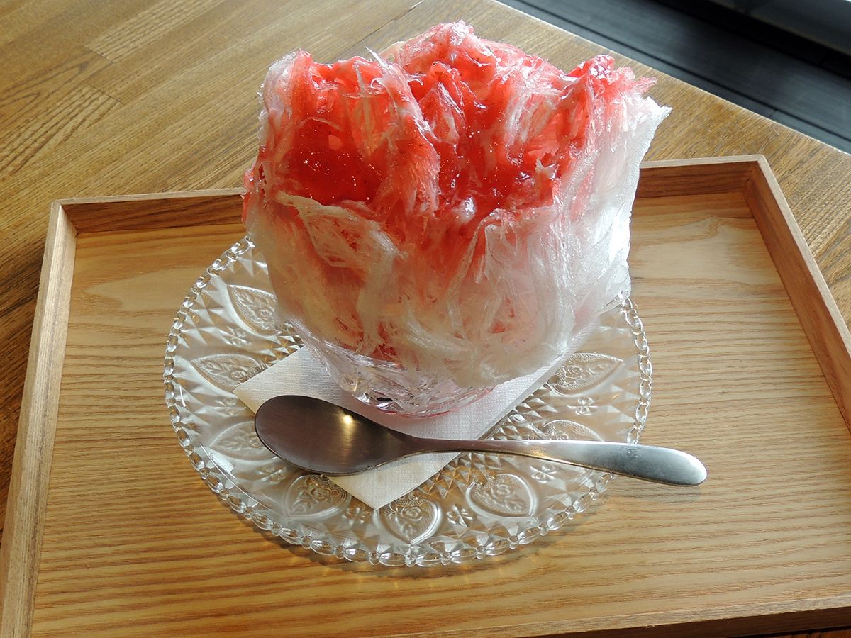 天然氷のかき氷 いちご1100円は口の中でふわっととろけるよう