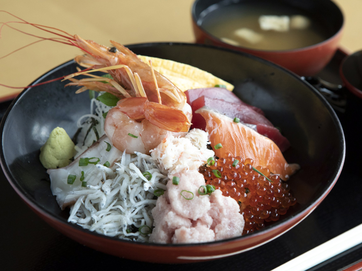 船主丼2475円はシラス、イクラ、エビ、地魚などが贅沢にのっています