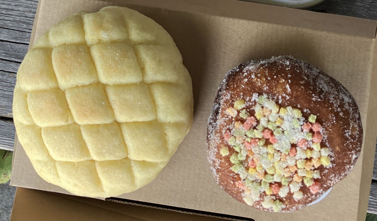 左はメロンパン160円、右は芦名あんドーナツ190円