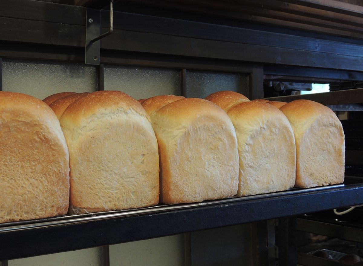 ミルク食パン1斤420円、半分210円