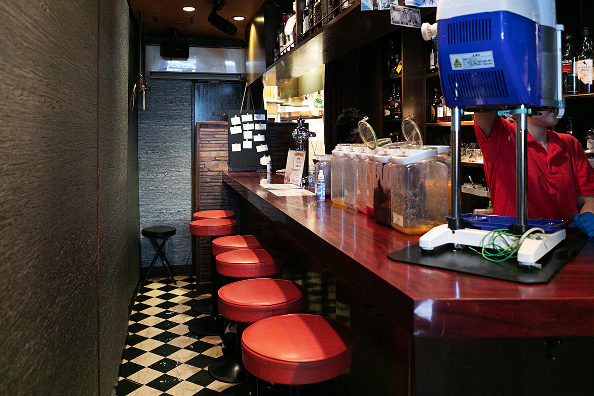 カウンターに自家製シロップがずらり