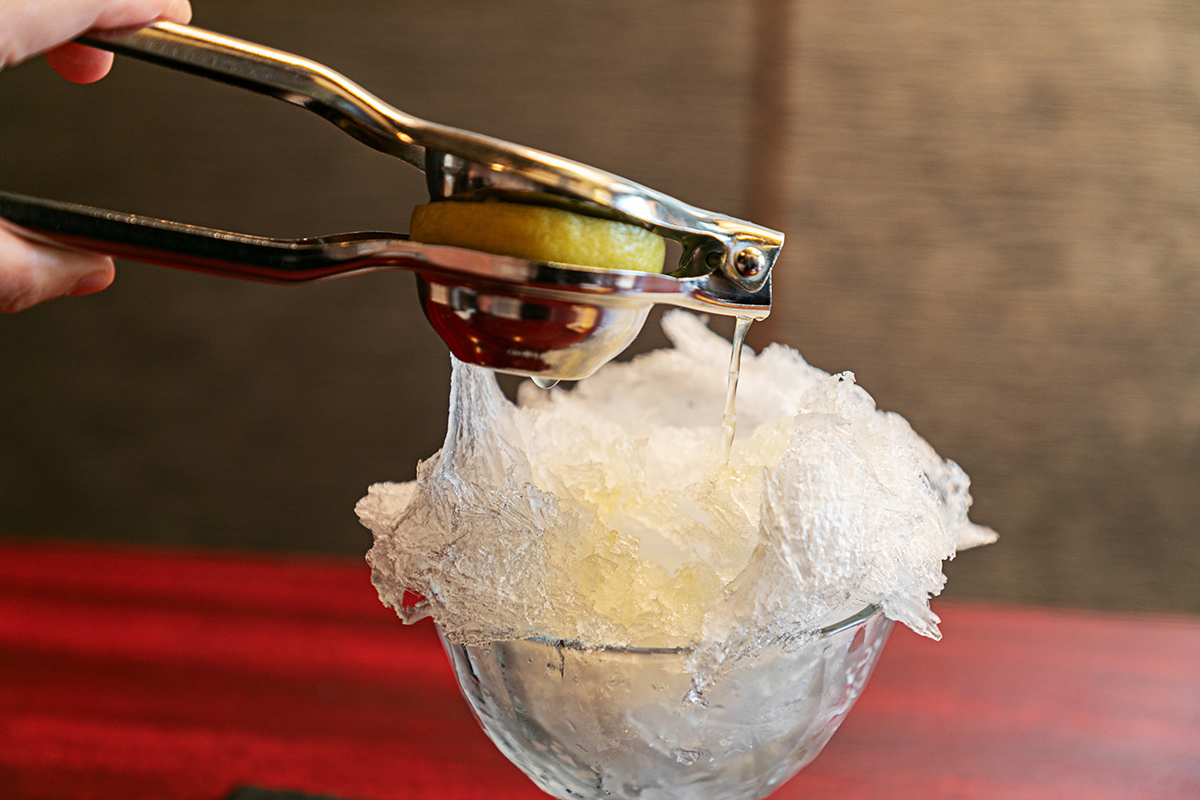 レモン絞り機でぎゅっとレモンを絞るのもワクワク