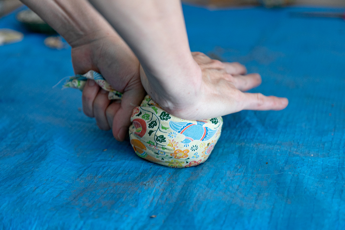 すべて包んだら手で押してハーブを細かくつぶして……