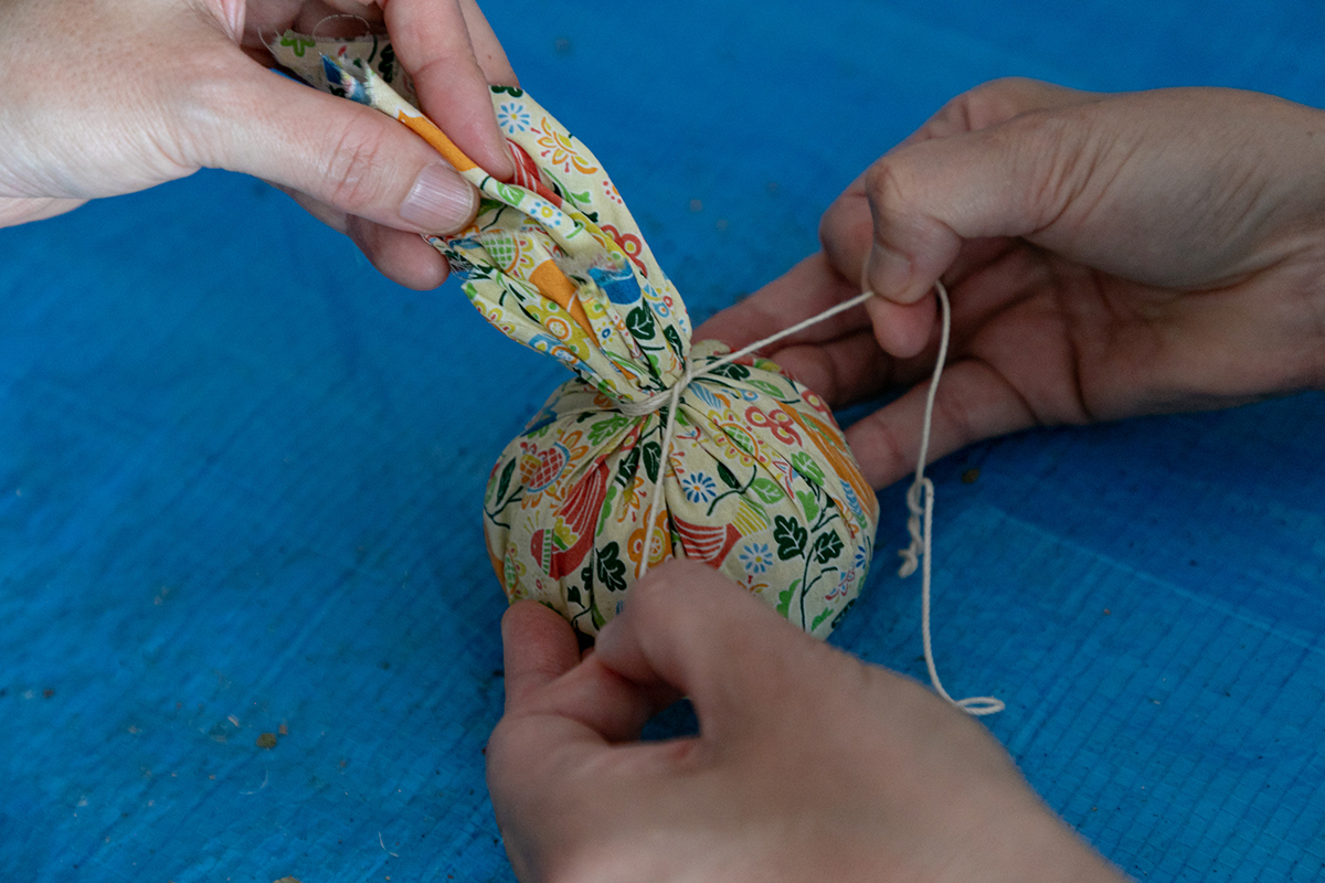 根元をキュッとしてタコ糸でしばり、固定