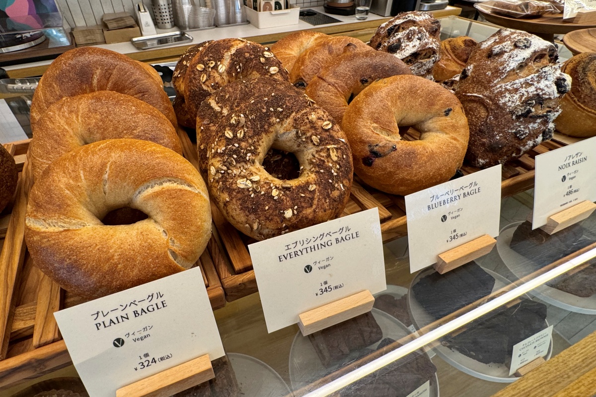 （写真左から）「プレーンベーグル」324円、「エブリシングベーグル」、「ブルーベリーベーグル」各345円