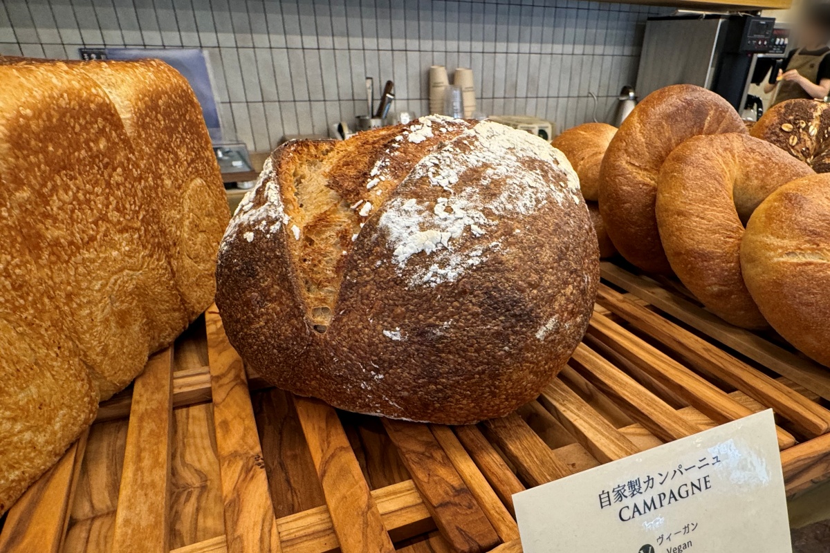 「自家製カンパーニュ」ハーフ648円、フル1296円