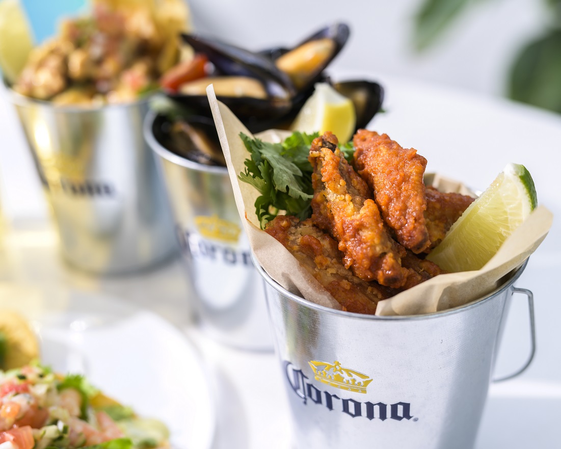 (写真奥から)「ムール貝のコロナビール蒸し」、「メキシカンバッファローチキン」