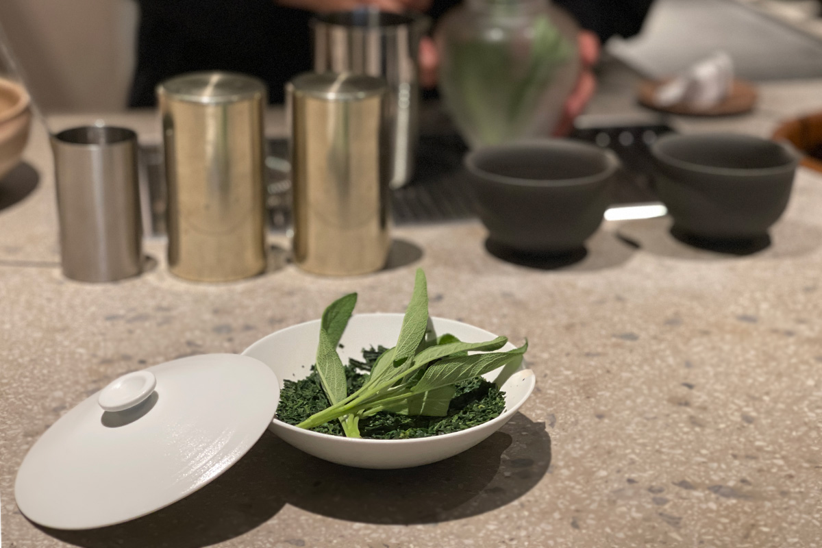 急須に大胆にハーブを加える光景はなんとも新鮮。