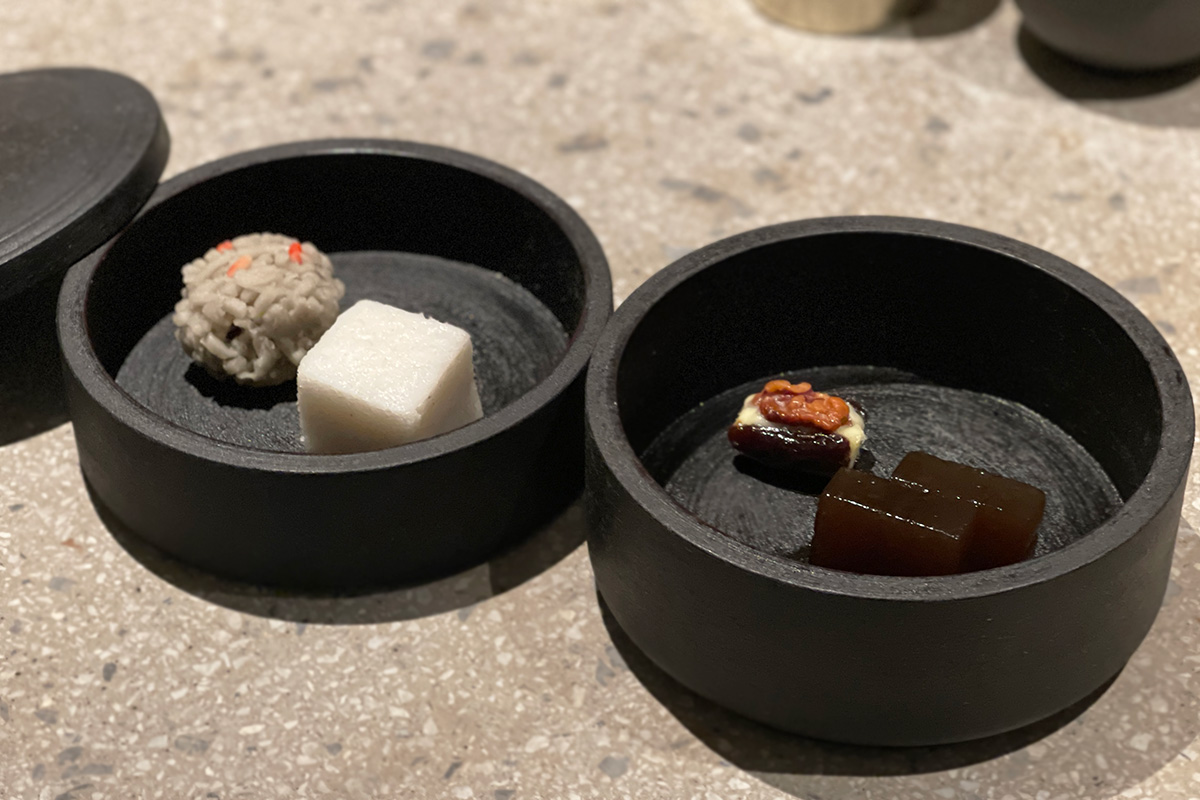（写真左から）「季節のきんとん」「軽羹（かるかん）」「棗バター」「季節の羊羹」