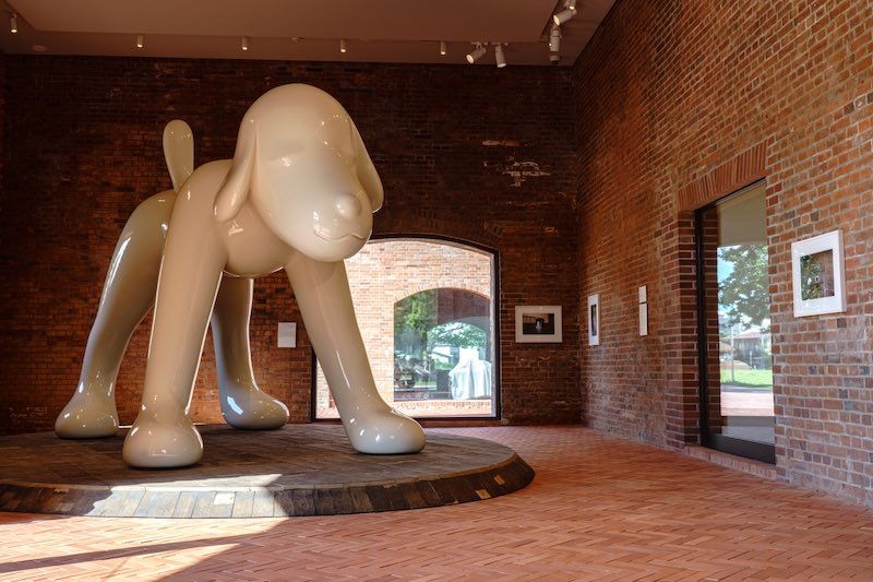 奈良美智《A to Z Memorial Dog》2007年 ©Yoshitomo Nara Photo: Sho Shibata