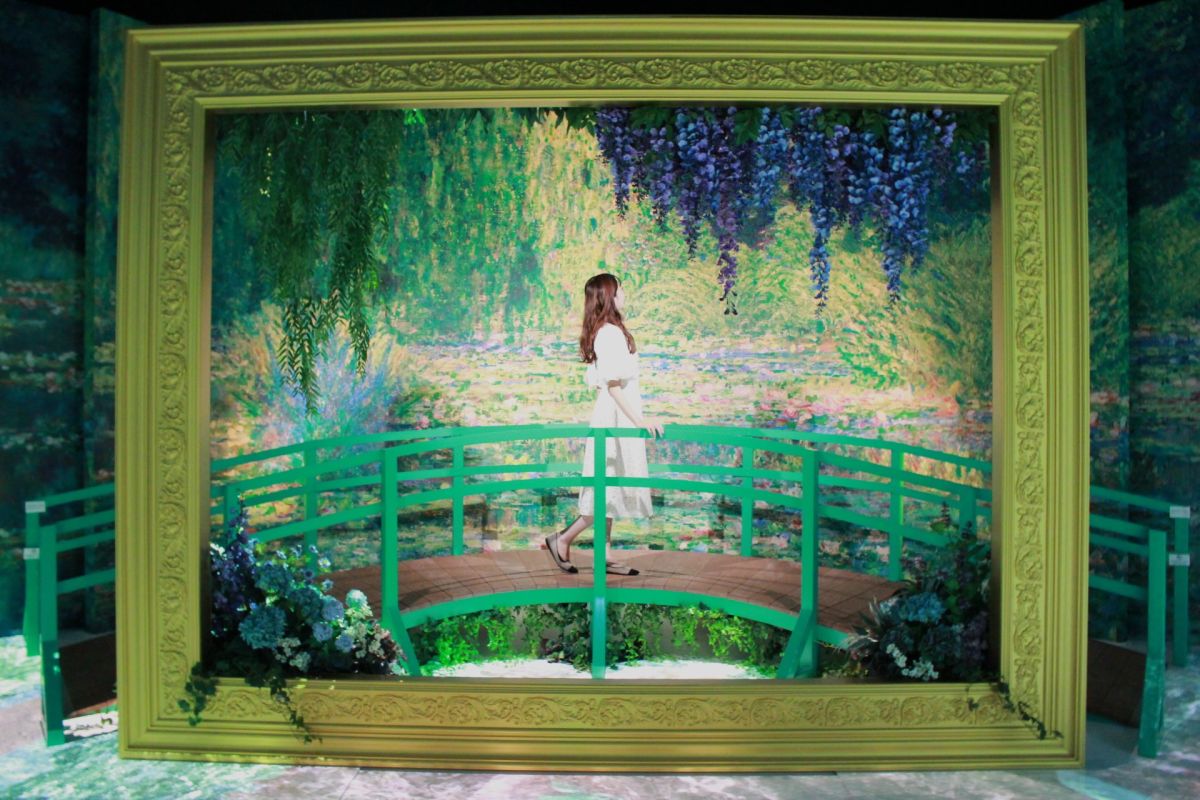 『睡蓮の池』と橋を再現したフォトスポット