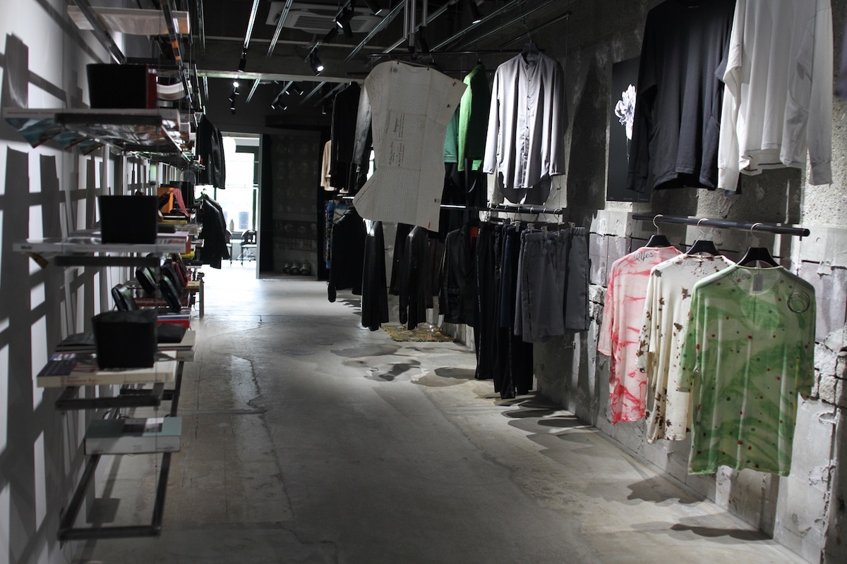 待ち時間が発生する場合は涼しい店内でアパレル商品をチェックして待つのも◎