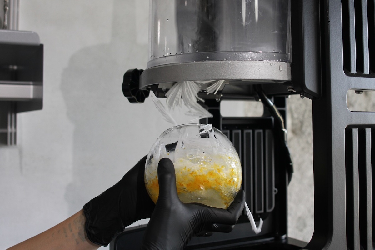 かき氷を削るのは「削り師」とよばれる専任スタッフ