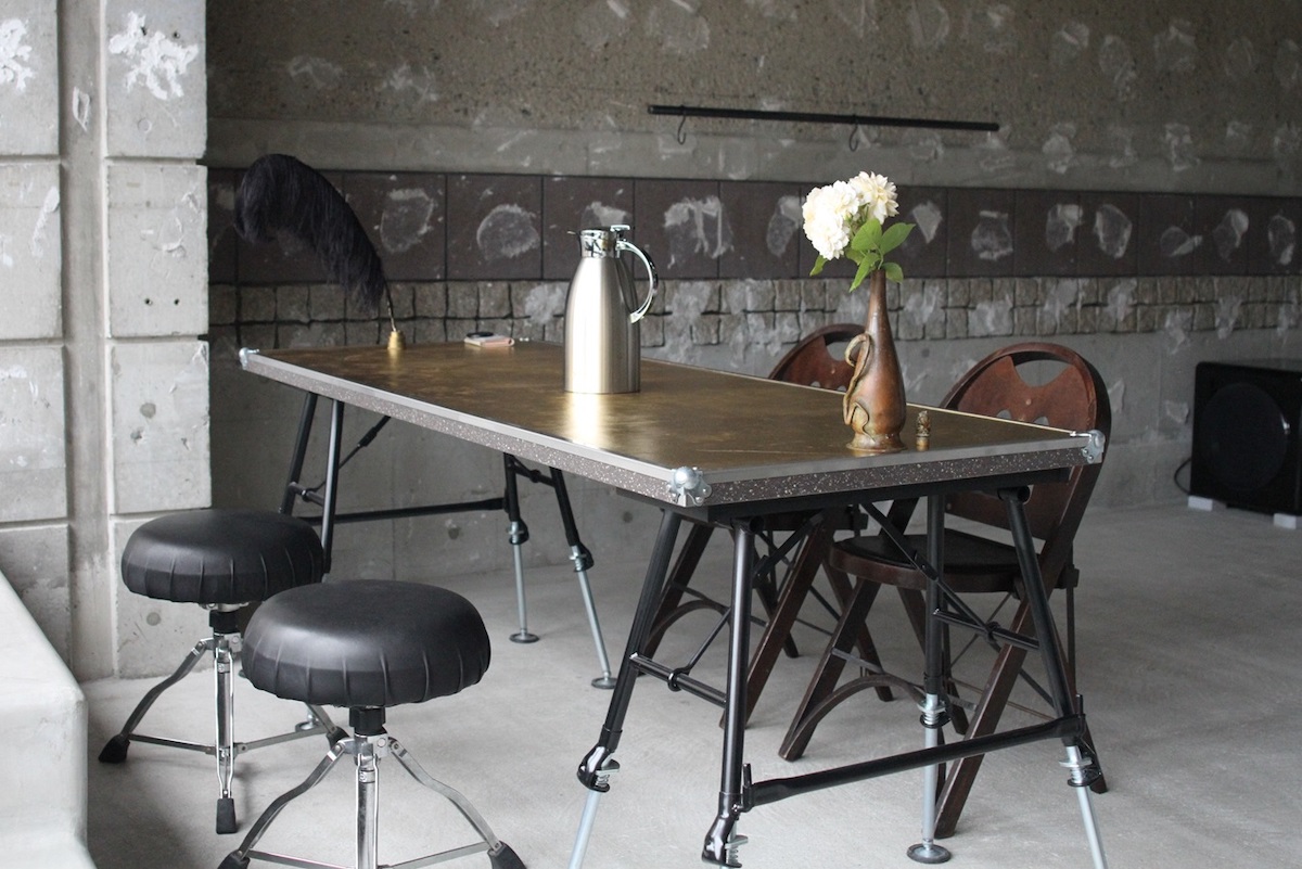 アンティークの薬瓶は花瓶として使用している