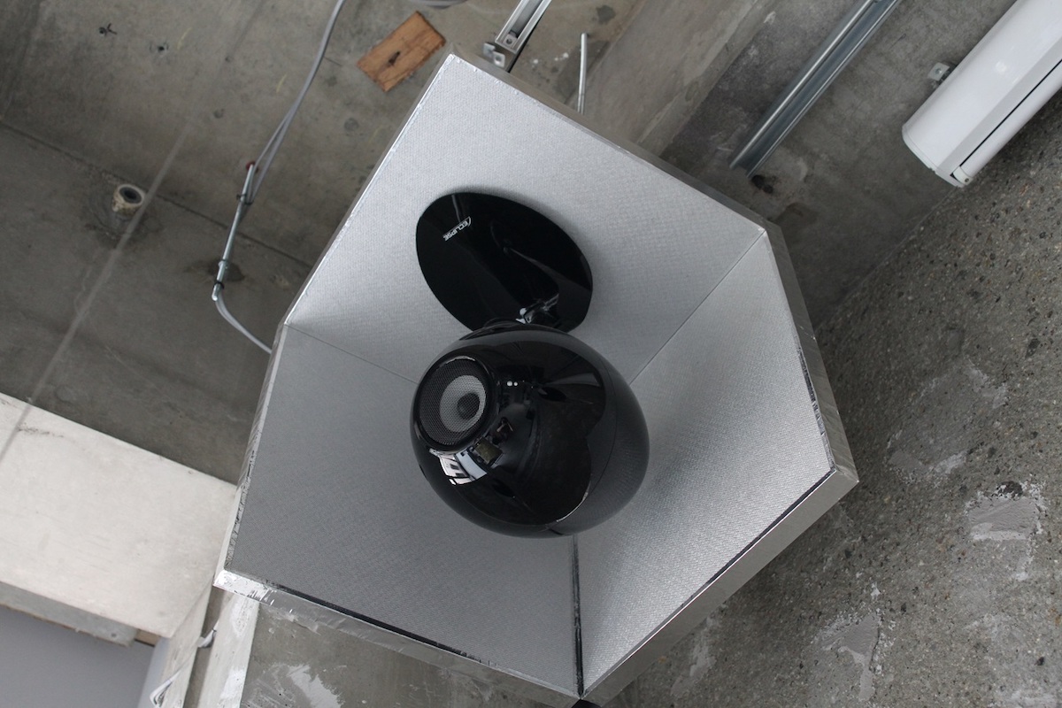 4発の大型「ECLIPSE」スピーカーが立体的な音響として楽しめるよう設計されている