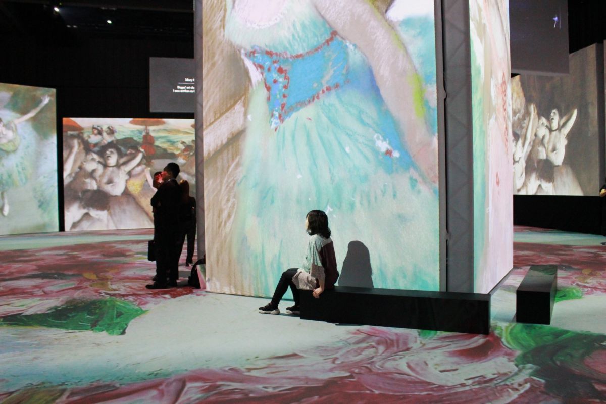 ベンチに座ってゆったり鑑賞するのも◎