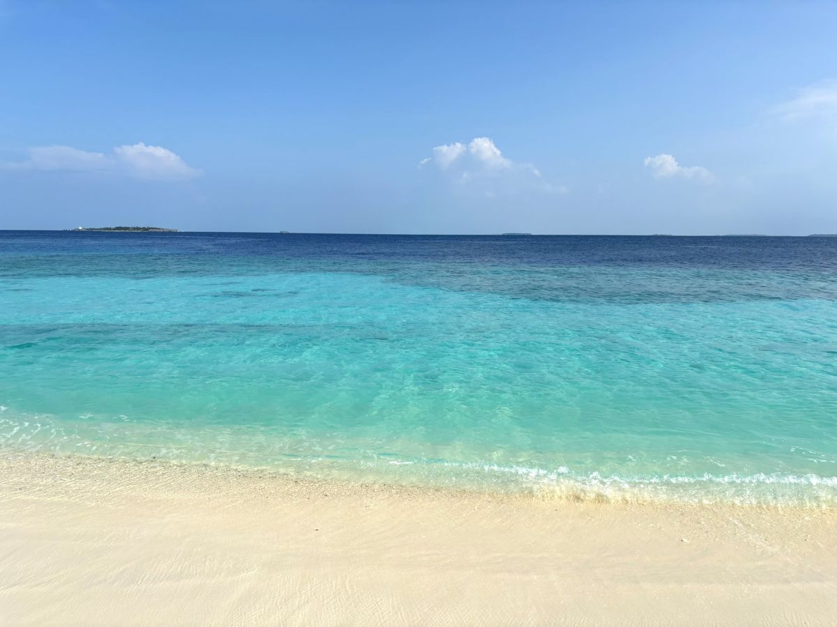 クリスタルブルーの海が囲むカマドゥ島
