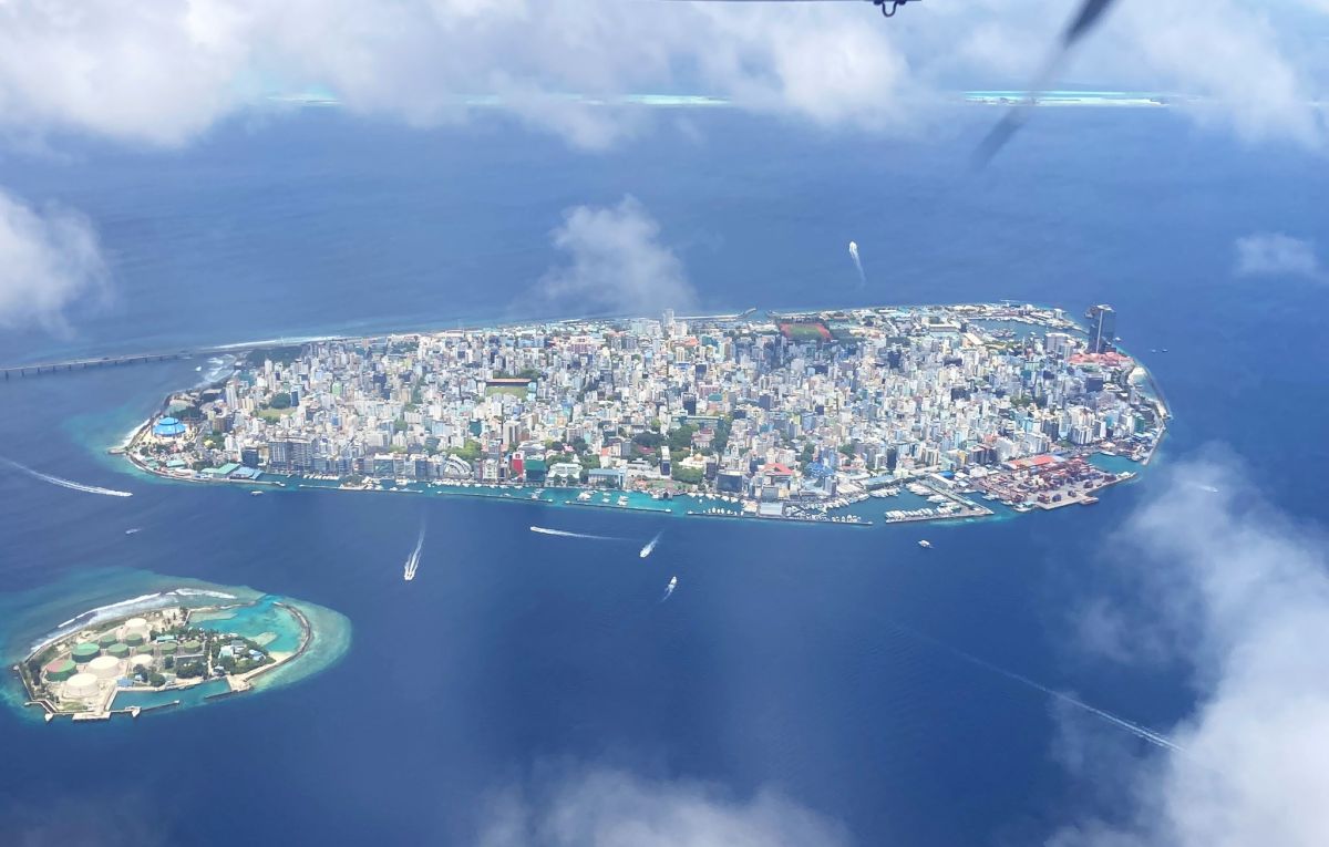 ローカル島へのアクセスの起点となる首都マーレ