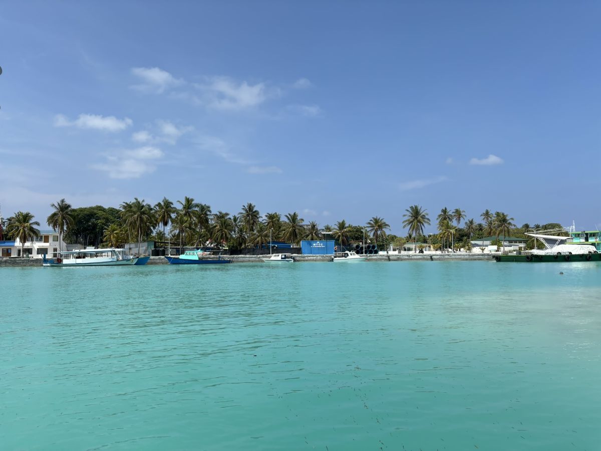 マーレ島からの船が到着するカマドゥ島の港