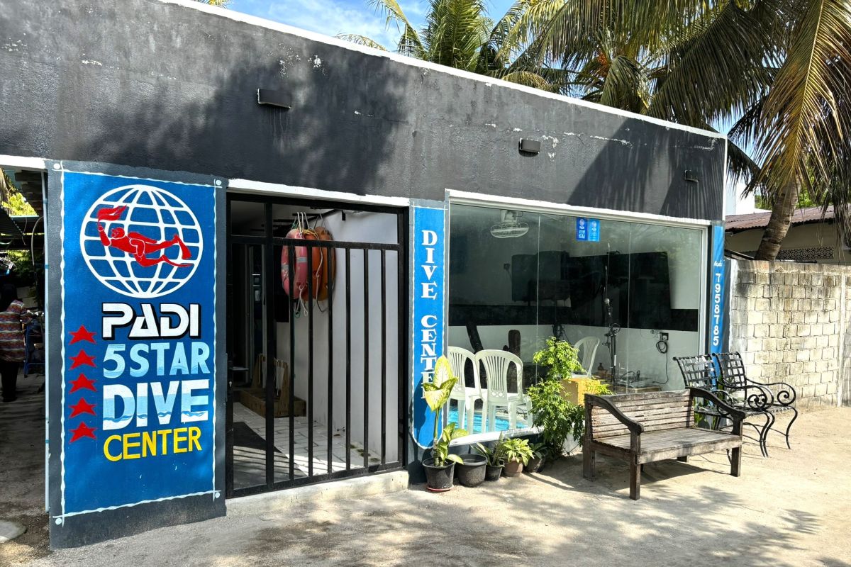 カマドゥ島のメインストリートにあるカマドゥ・ダイブ