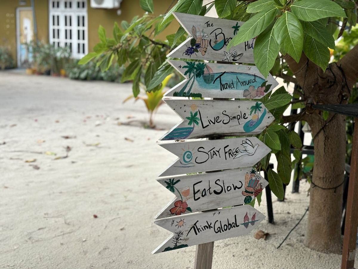 港の前にはオープンエアのアイスクリームパーラーやコーヒーショップが何軒か並ぶ