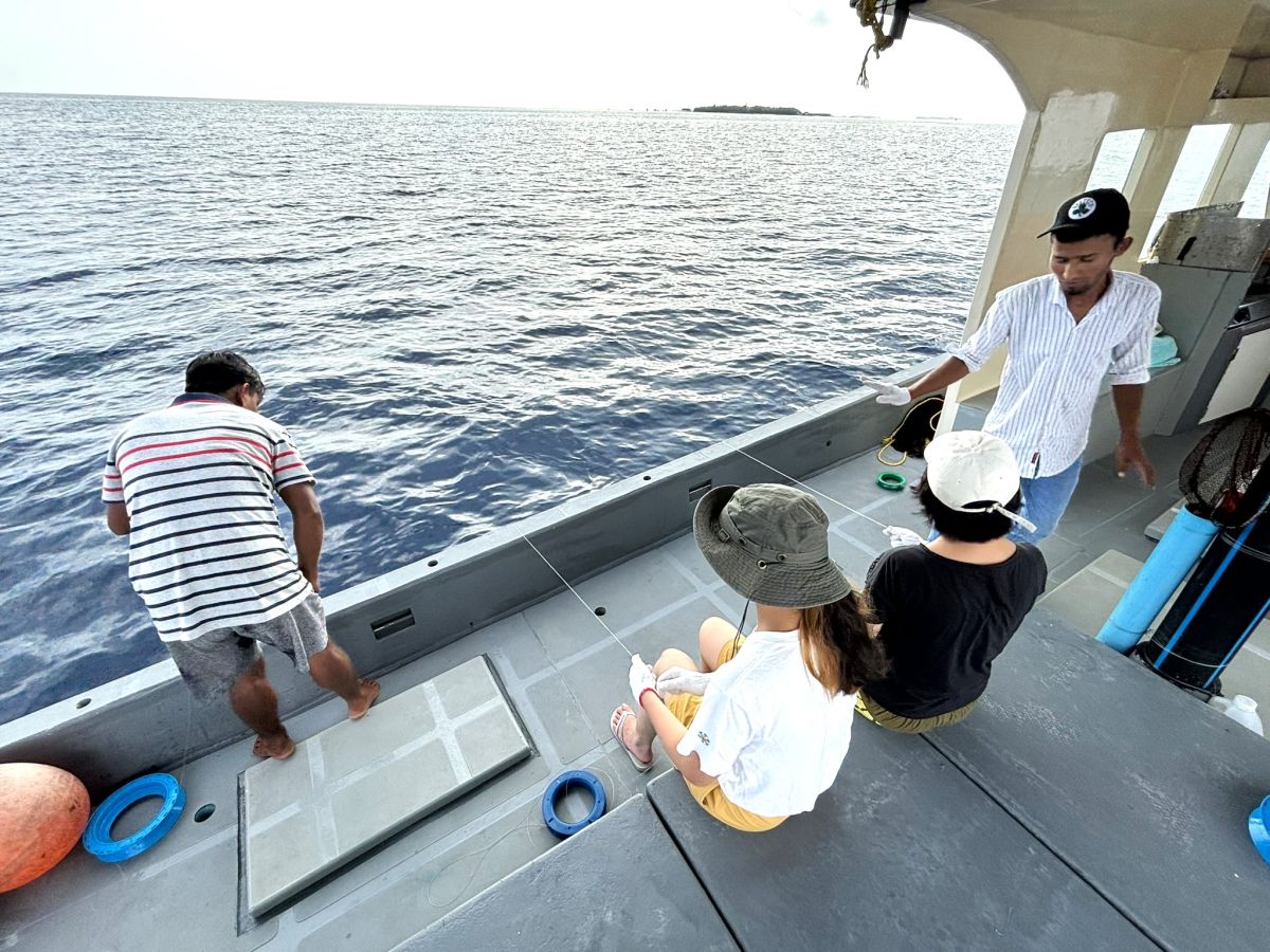 ラインフィッシングでツムブリやハタなどを狙う。運が良ければイルカも見かける！