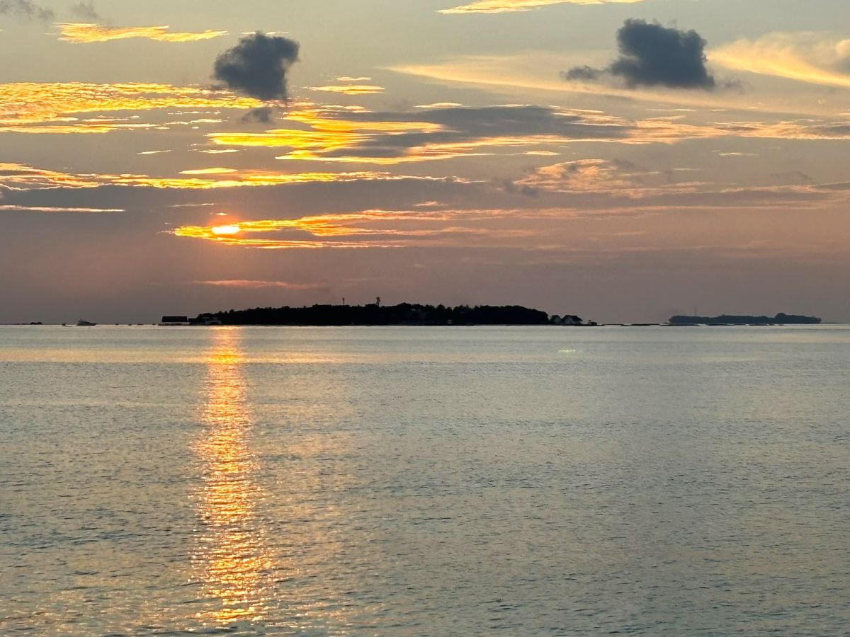 カマドゥ島から見る美しい夕日
