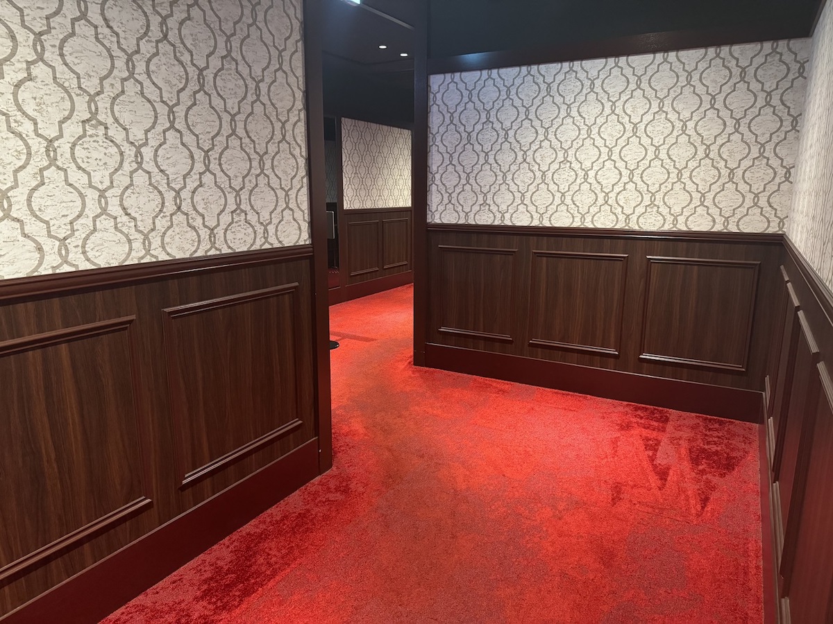 客席までの廊下には赤じゅうたんが敷かれていて高級感がある