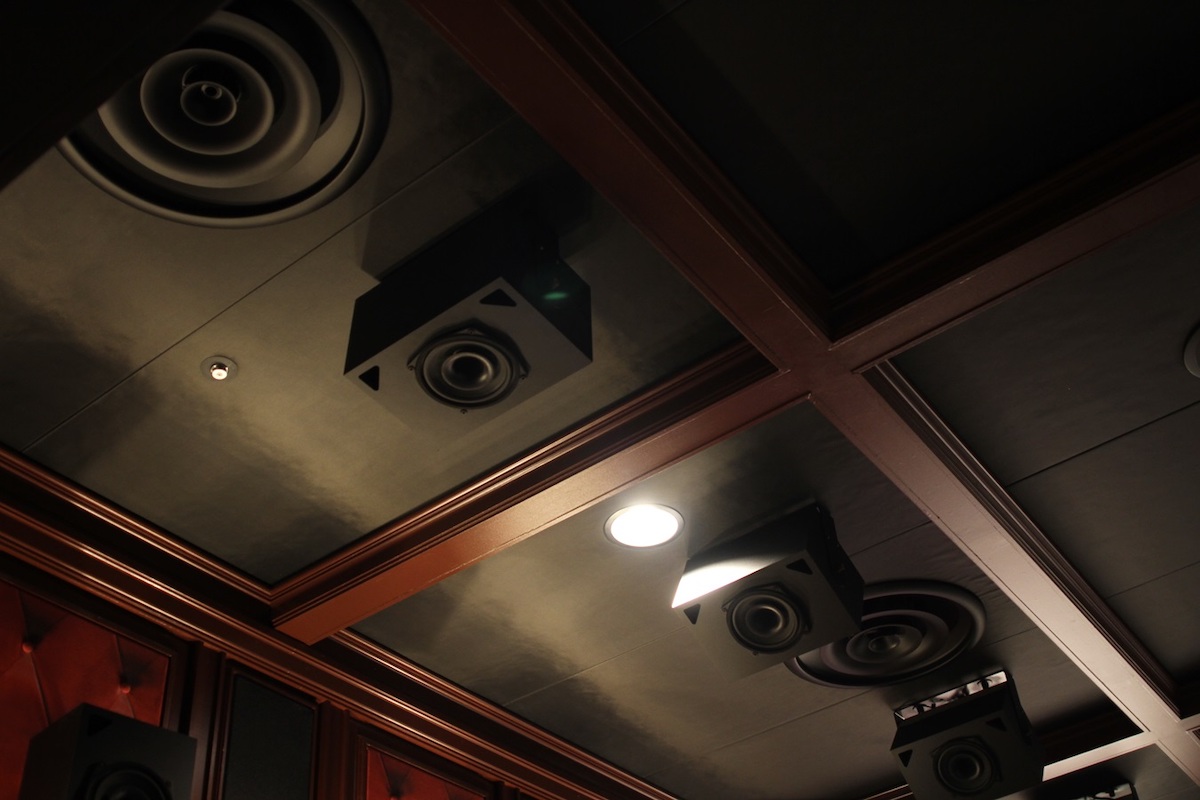 天井にもスピーカーが設置されている