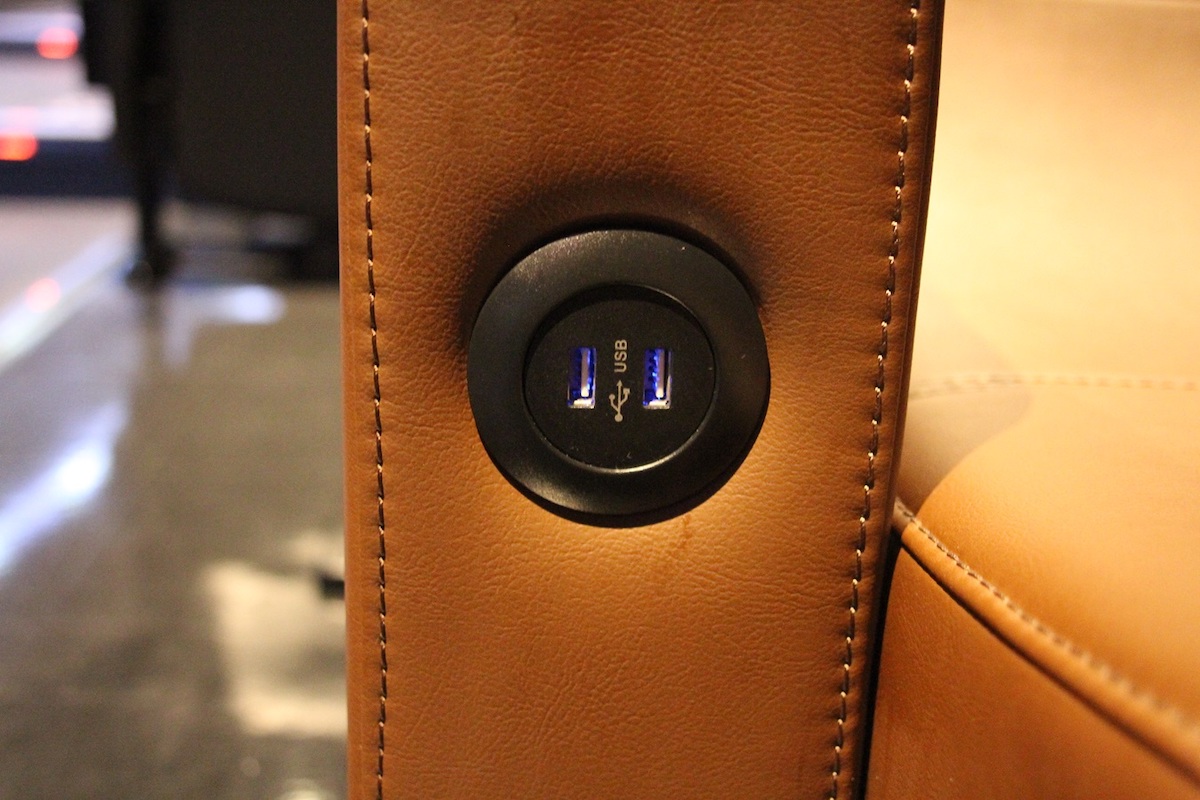 コンフォートシート、ハイグレードシートともに座席にはUSBソケットも完備