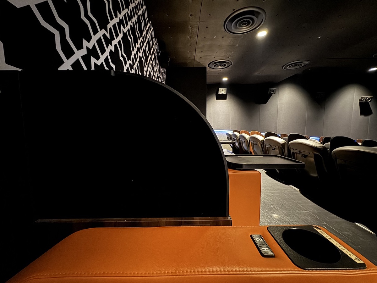 隣の座席との間にはパーテーションが設置されている