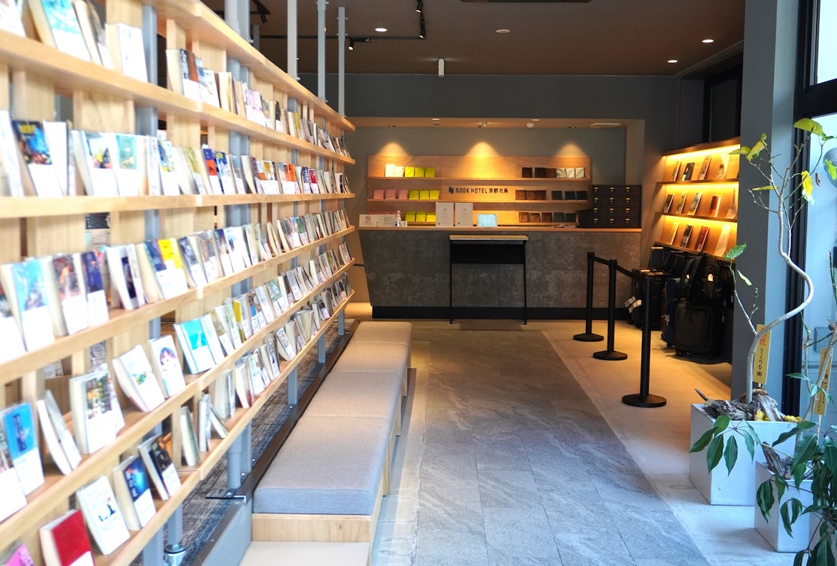 1階エントランスの「BOOKライブラリー」は、このホテルの顔とも言うべき圧巻の書棚！