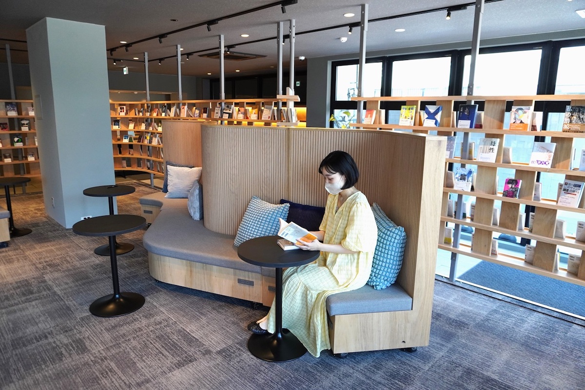 ゆるやかなカーブのソファはひとり時間を満喫するのにピッタリ