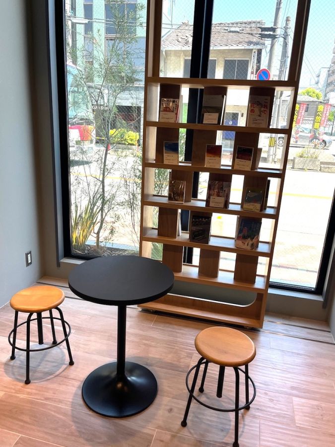 読書に疲れたらホッとひと息、窓越しの光や景色に癒やされて