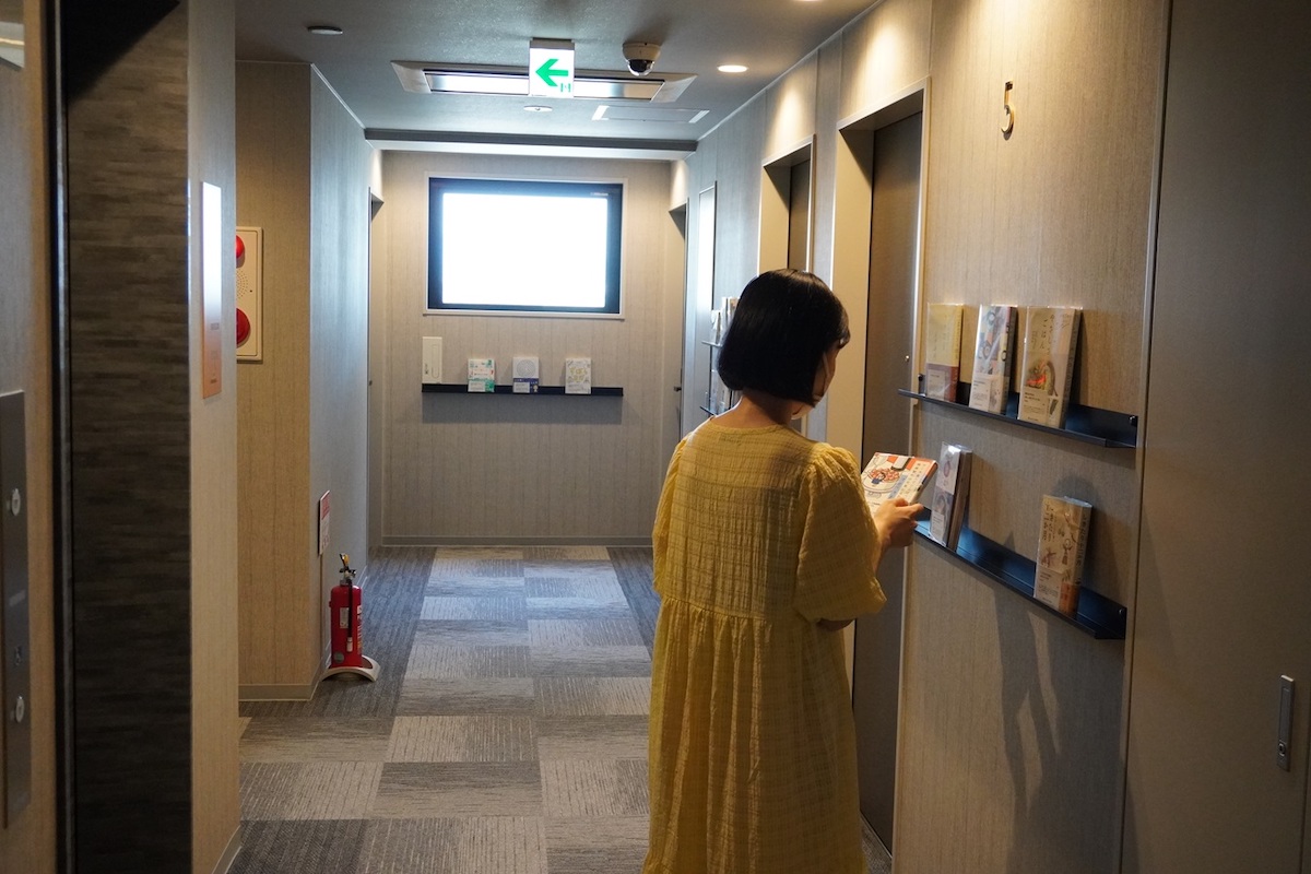 気になった本は自由に手にとって......なかなか部屋にたどり着けません