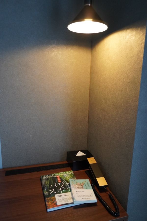 ベッド横の間接照明は、読書灯としても◎