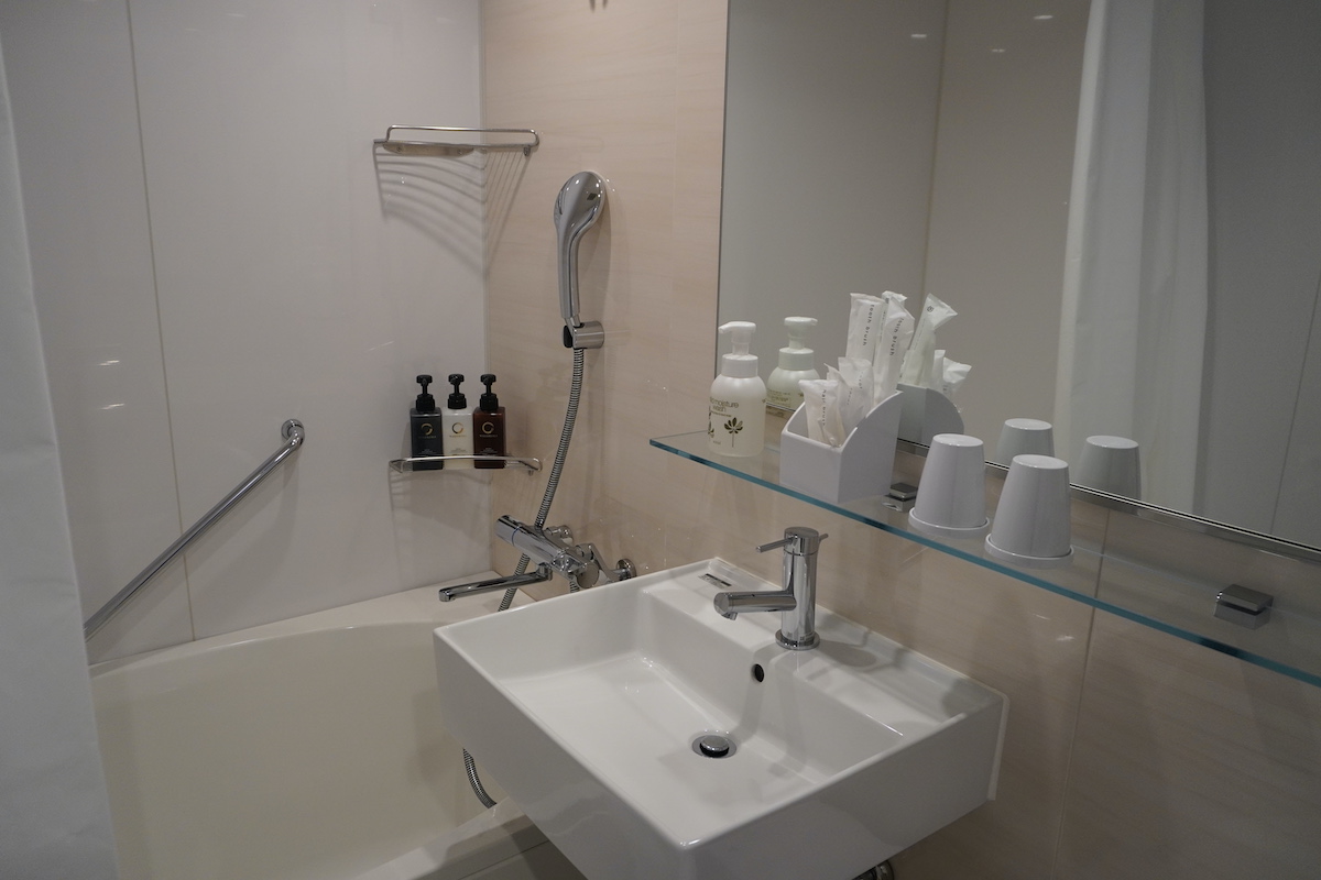 すっきりと清潔感のあるバスルーム