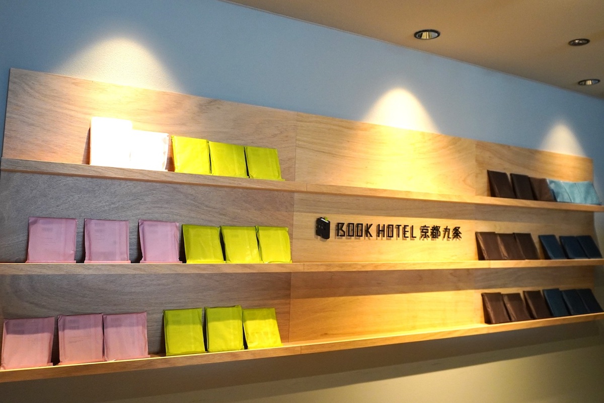 フロントにもおしゃれな書棚をスタンバイ