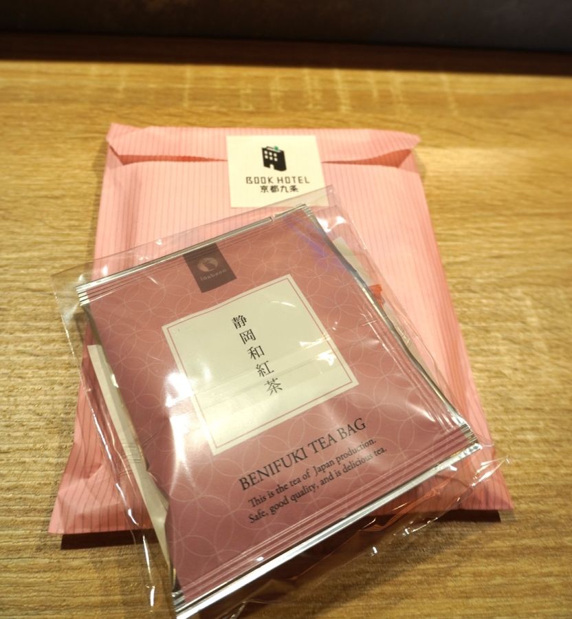 「ブックペアリング」は季節ごとに袋の色が変わる（春=ピンク、夏=緑、秋=茶、冬=紺）