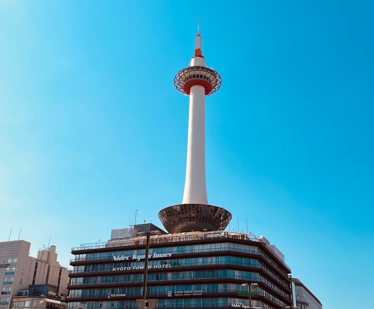JR京都駅前で親しまれる京都タワー。お買い物やグルメも楽しめます