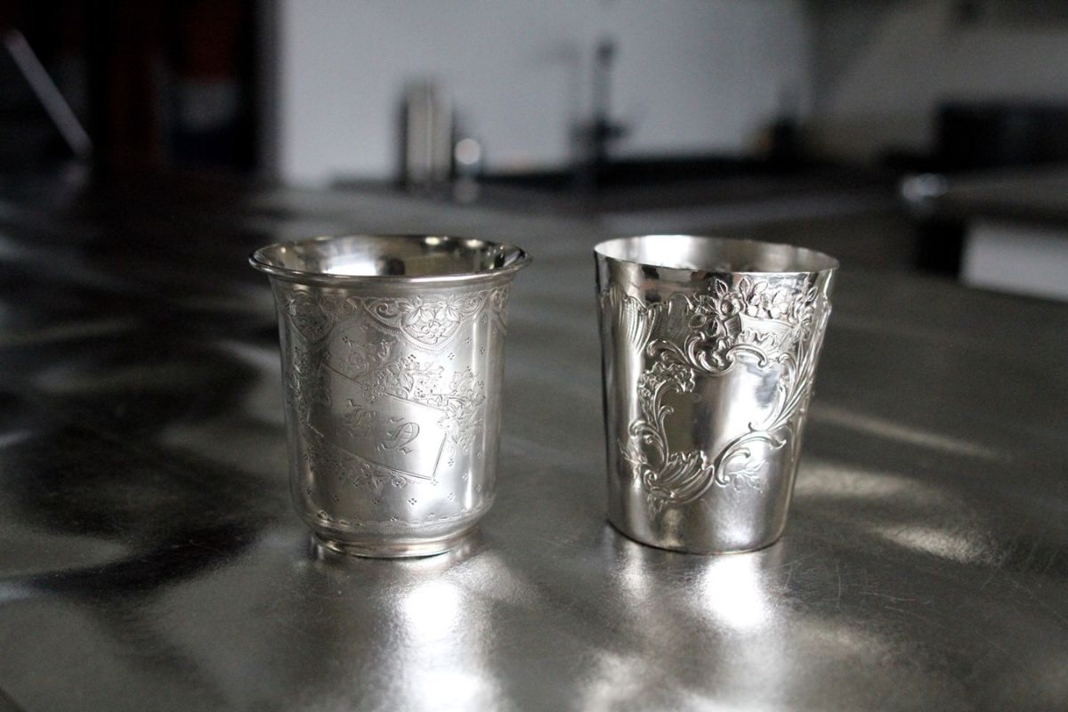 1点ずつデザインが異なる銀食器も素敵！お店で提供しているお茶はこちらのカップでいただける