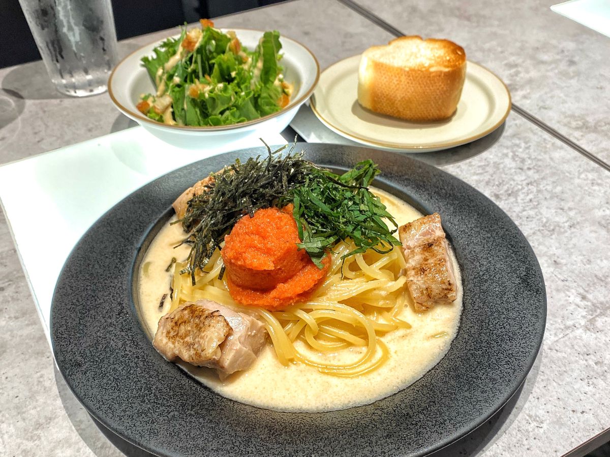 「大葉香る明太子クリーム生パスタ」1290円 ※11〜16時はパン・サラダ付き