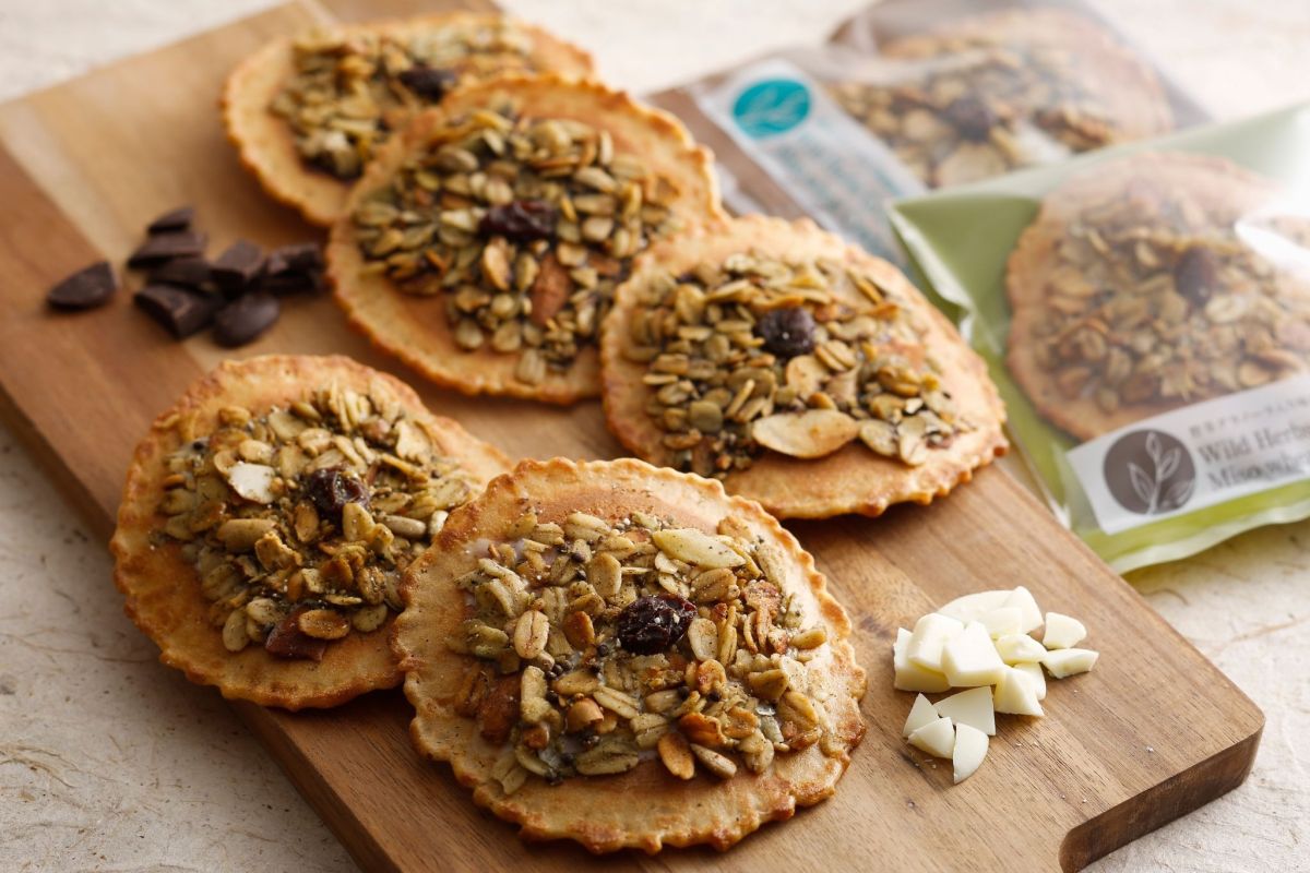 「野草グラノーラ入り味噌煎餅」（味はホワイトチョコ・ブラックチョコの2種類）1枚130円