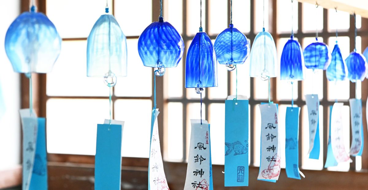 【西伊豆】宇久須神社の青い風鈴で感じる海と空。ガラスのふるさとで涼をとろう