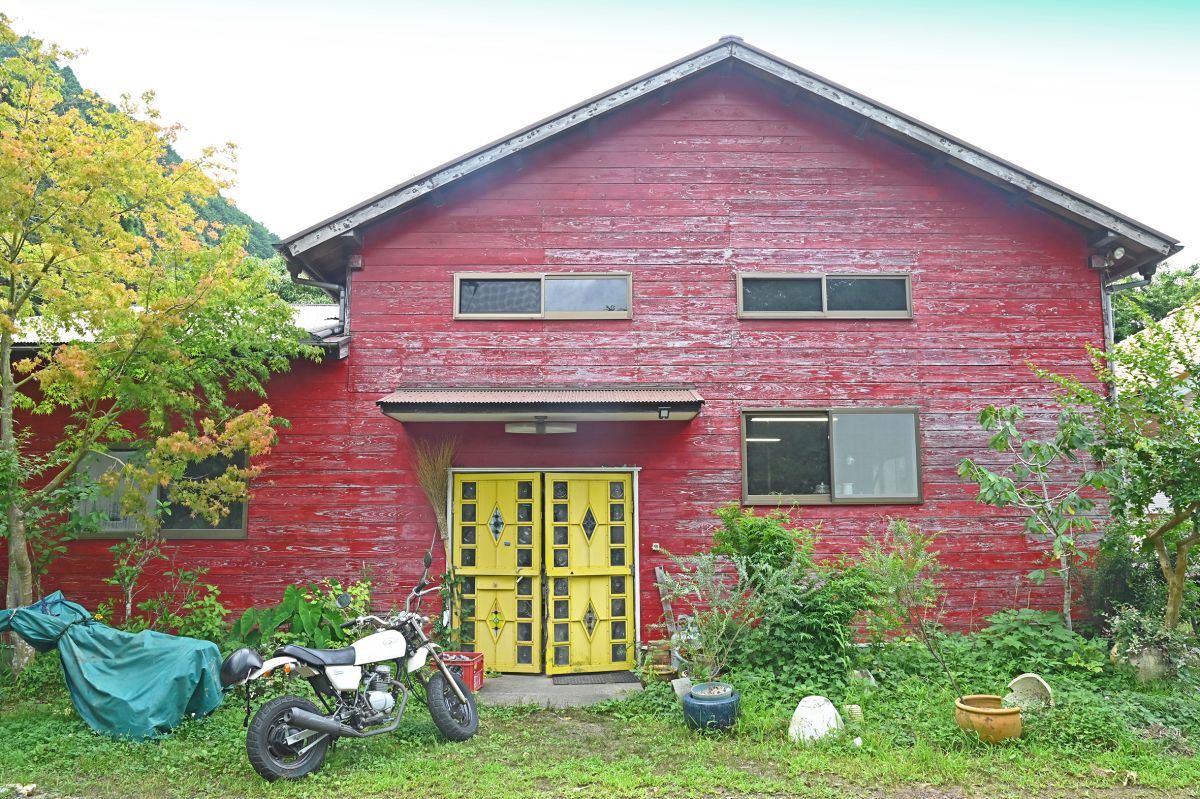 赤い建物が目印のガラス工房FARO