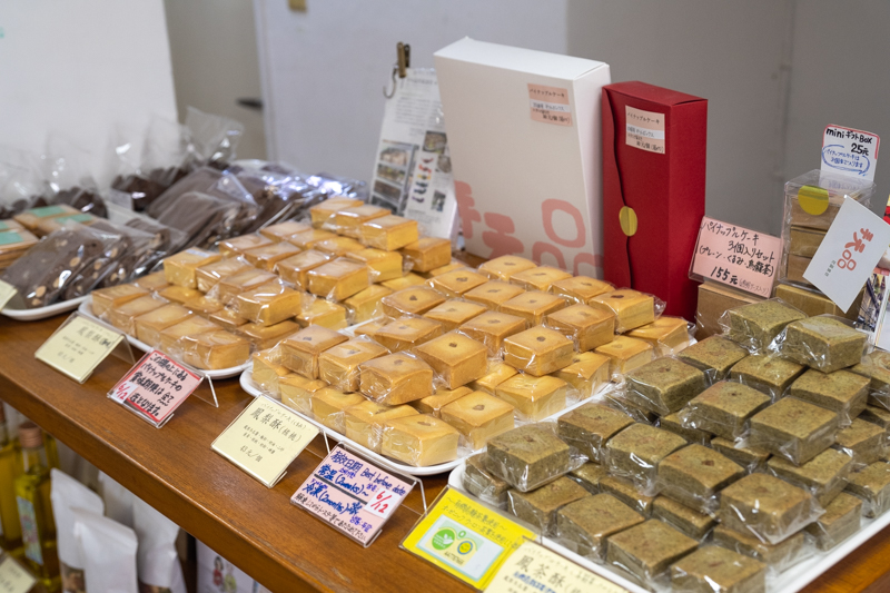 パイナップルケーキは計3種類あり、「鳳梨酥」プレーンNT$40、くるみNT$43、烏龍茶とくるみNT$47。各1個3個セットNT$155