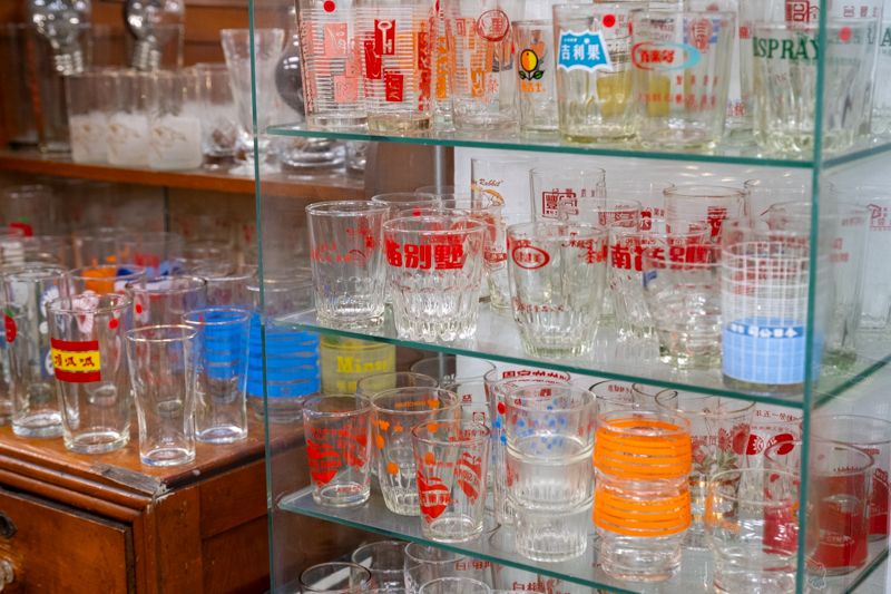 おみやげとして特に人気なのが、台湾の飲料メーカーのロゴが入ったミニグラス