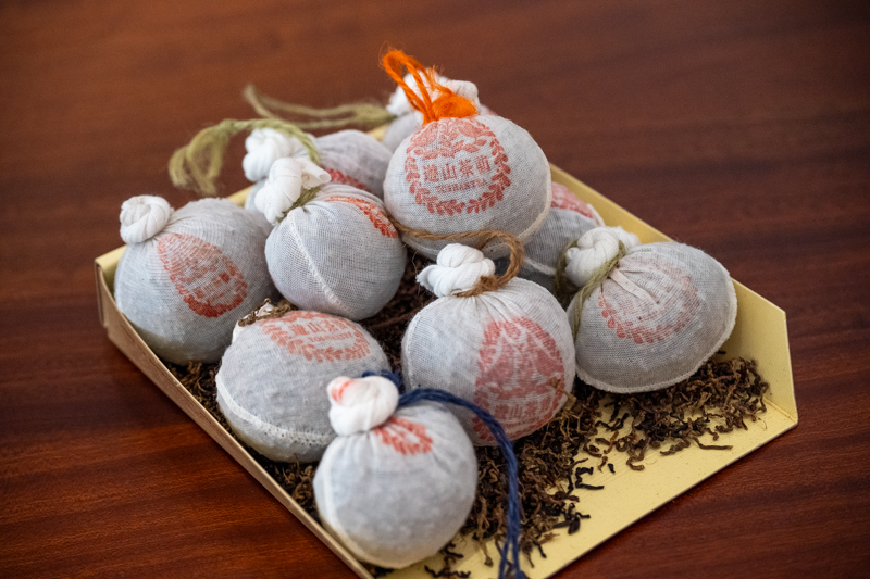 ほんのりお茶のいい香りが漂う匂い袋は、クローゼットや車の中に吊るして使えます